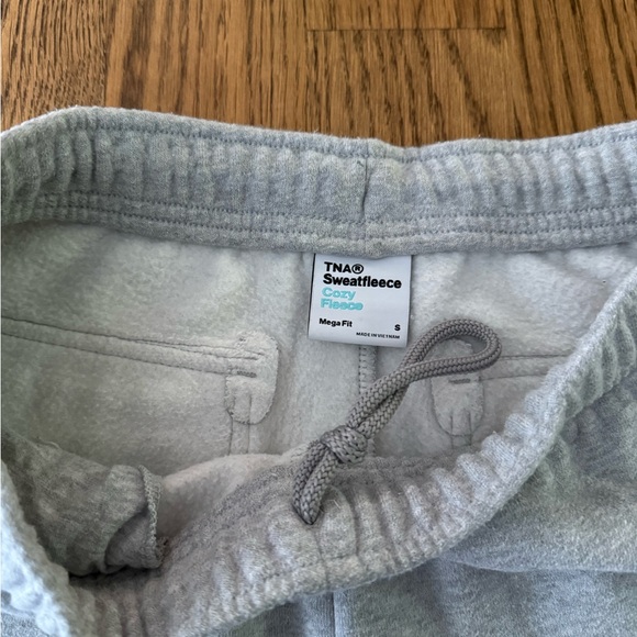 Aritzia TNA Cozy Fleece Mega Cargo Sweatpants Heather Chrome | Size Small - Picture 4 of 7